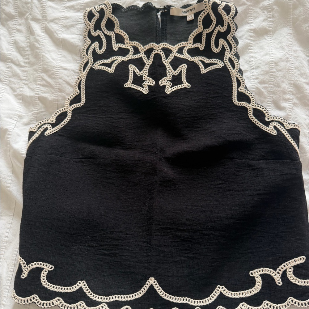Elegant Black and White Sleeveless Blouse